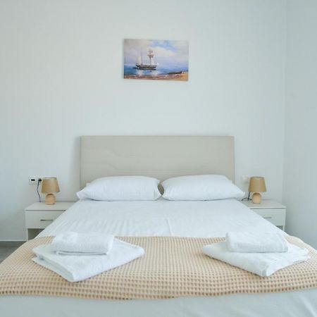 אדאמאס Zeras Apartments מראה חיצוני תמונה