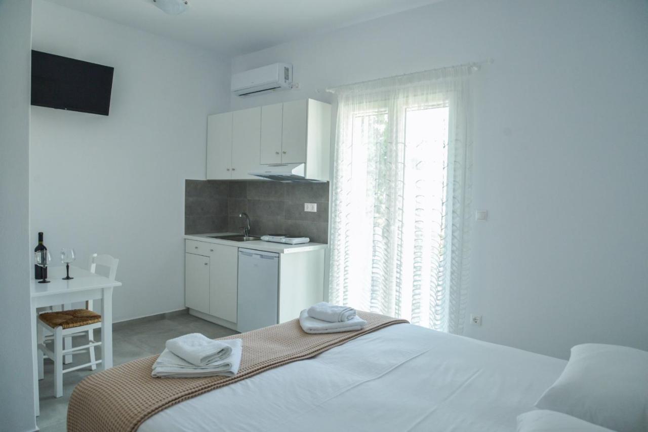 אדאמאס Zeras Apartments מראה חיצוני תמונה