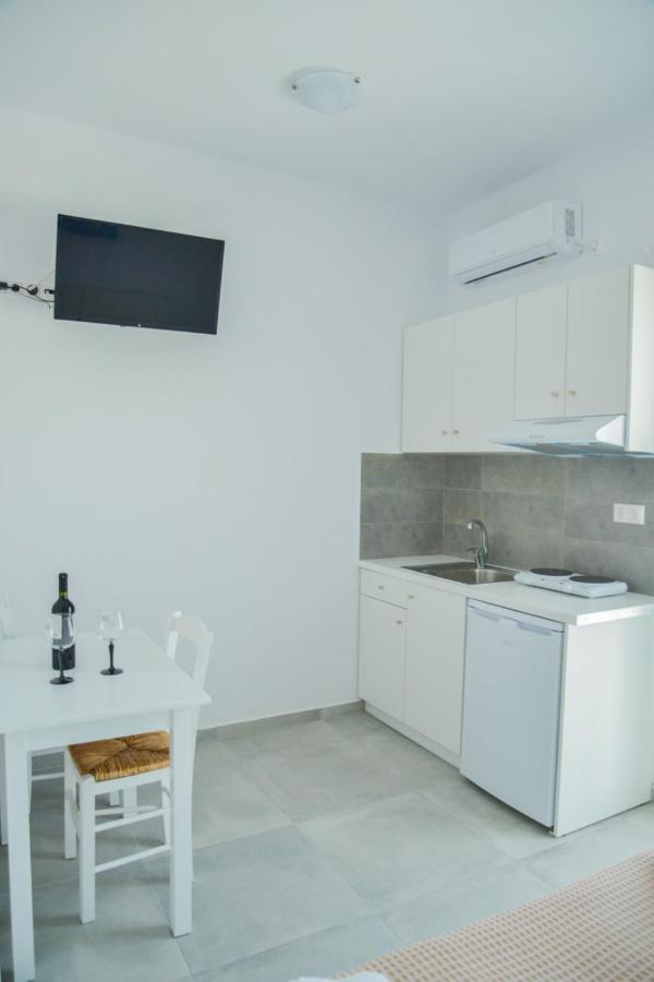 אדאמאס Zeras Apartments מראה חיצוני תמונה