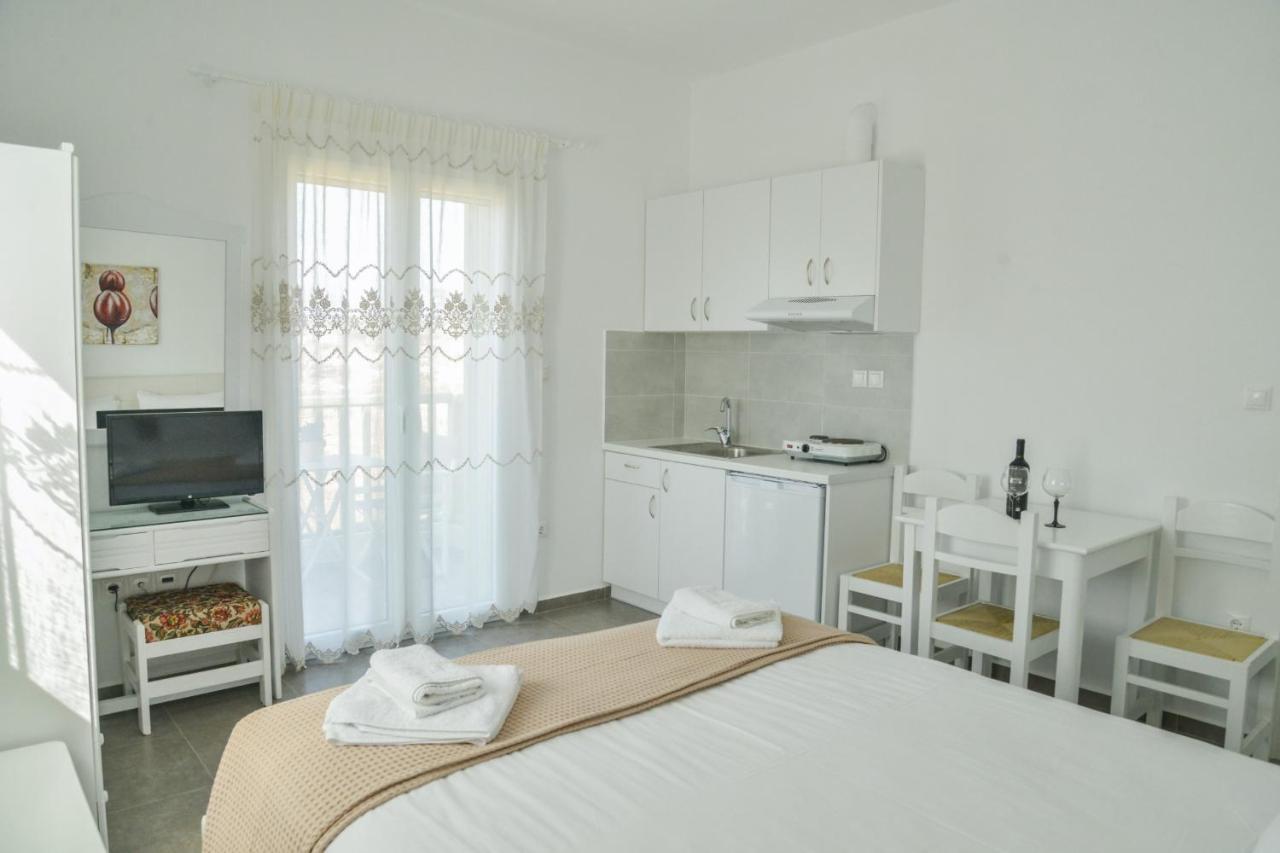 אדאמאס Zeras Apartments מראה חיצוני תמונה