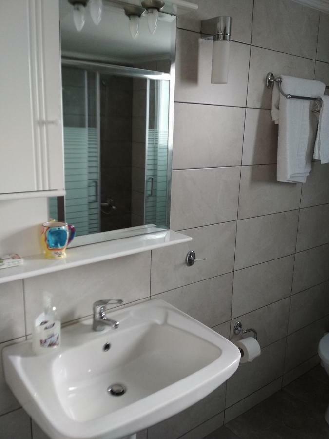אדאמאס Zeras Apartments מראה חיצוני תמונה